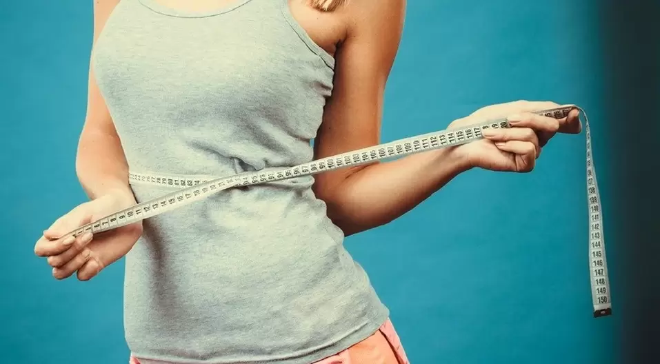 Стройные девушки корректируют результаты похудения за неделю